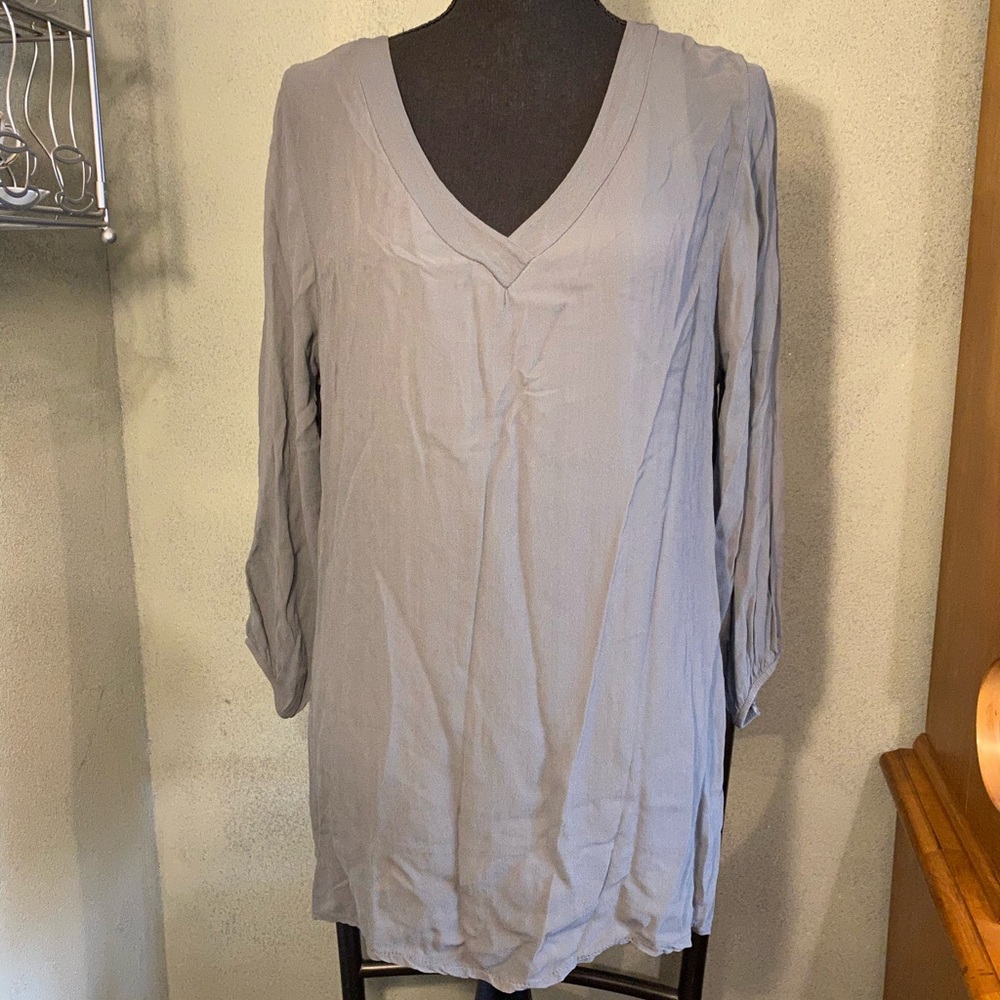 ⬇️Sofia long sleeve Vneck Top